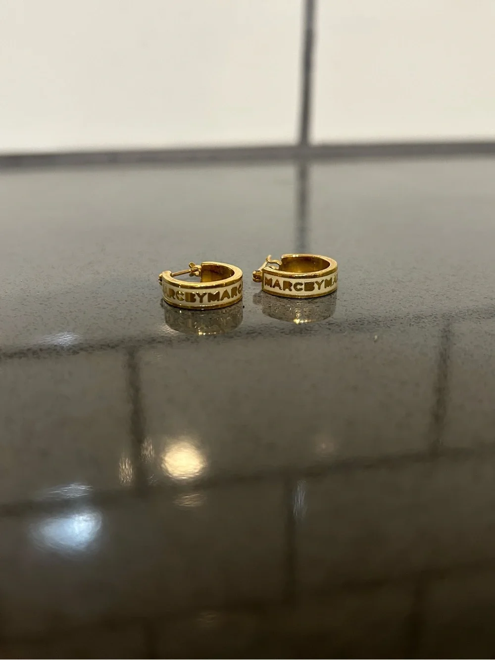 MARC BY MARC JACOBS earrings Classic Huggie Hoops gold tone white Enameled